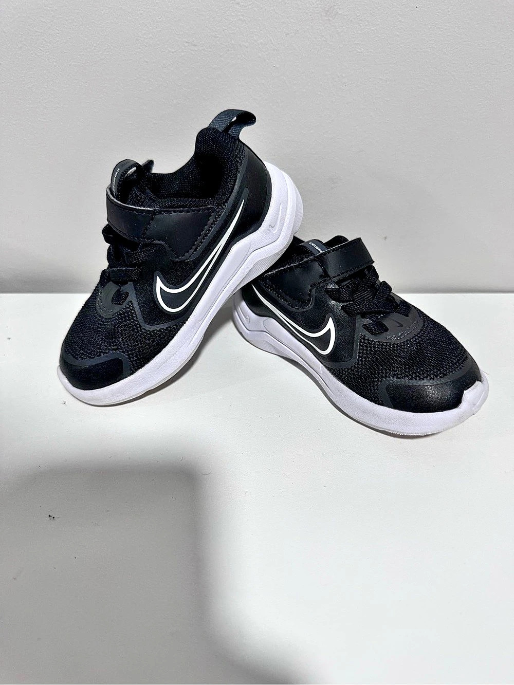Nike Star Runner 4 Black & White Girls US 6C